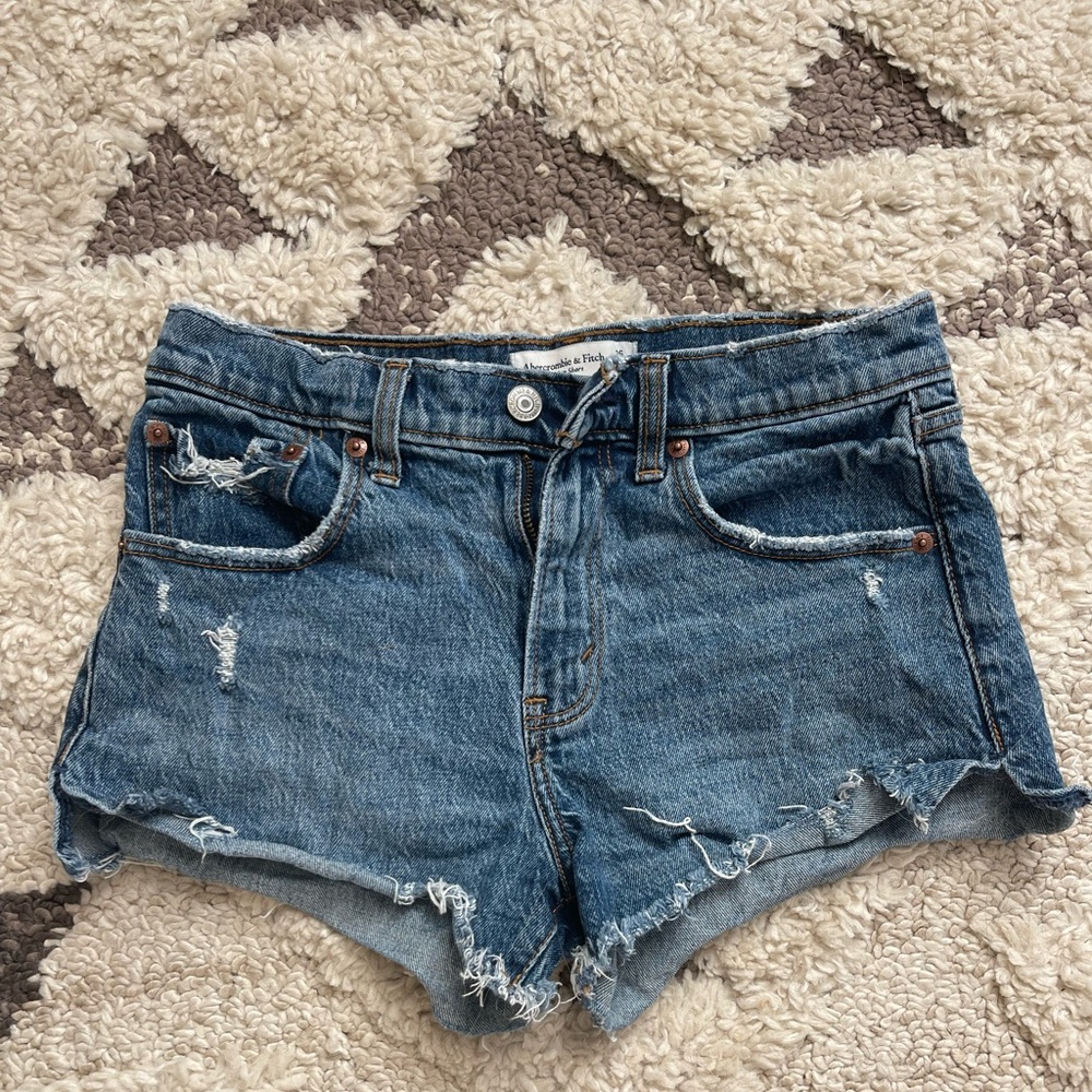Abercrombie & Fitch Mid-Rise Mom Short, size 26 medium wash